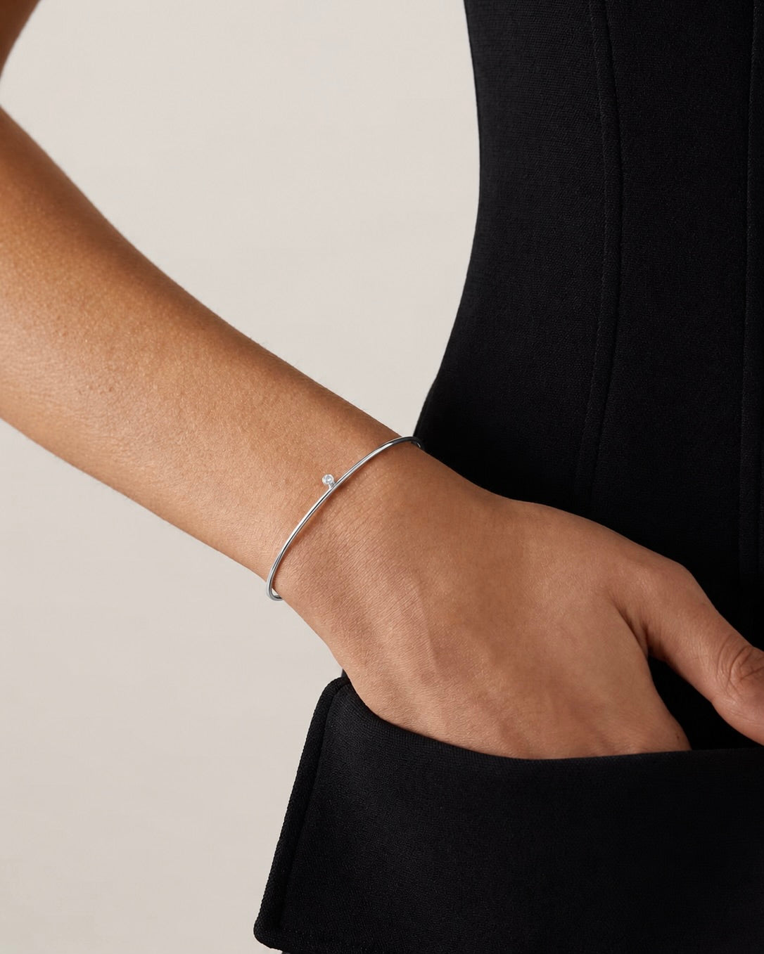 01 Cuff with stone